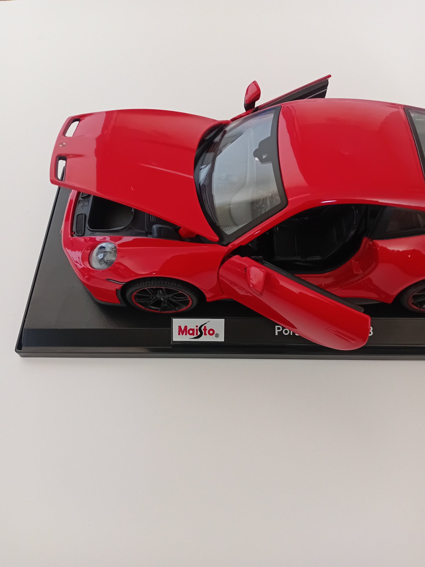 Maisto 1/18 scale diecast Porsche 911 GT3